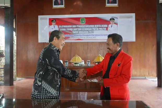 Bupati Sidrap Serahkan...
