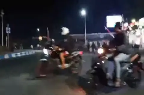 Hadang dan Bakar Motor...