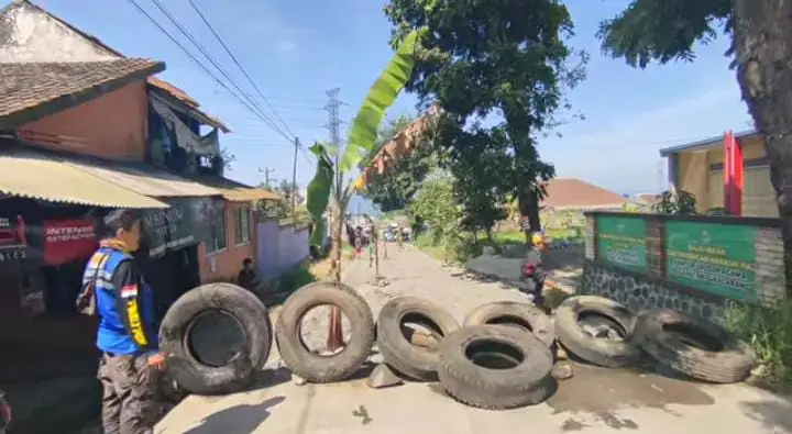 Protes Jalan Rusak di...