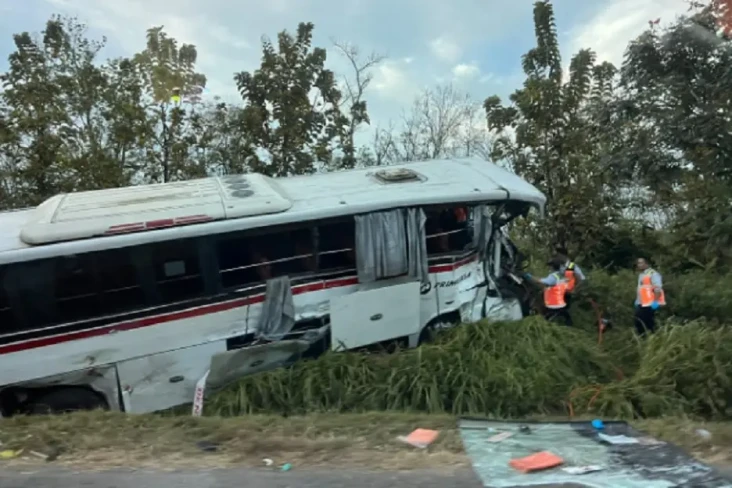 Bus Primajasa Tabrak...