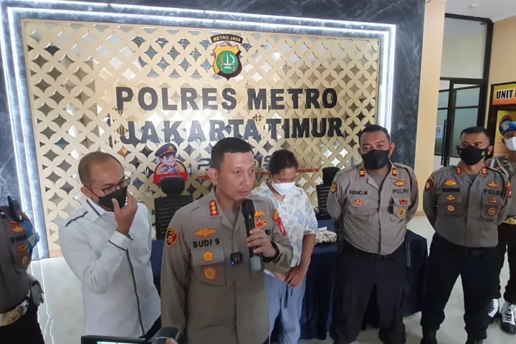 Polres Jaktim Berikan...