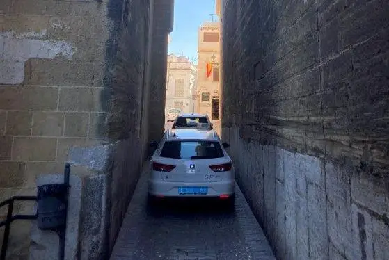 Cara Mengemudi Mobil...