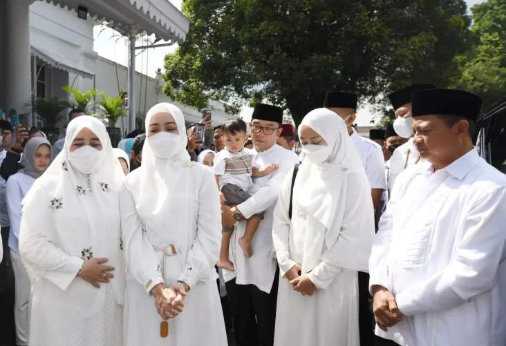 Pamit ke Tanah Suci,...