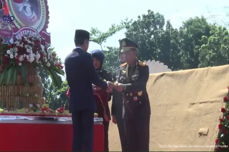 Presiden Jokowi Potong...