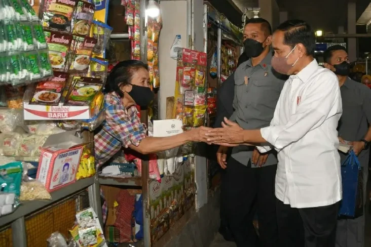 Jokowi Bagi-bagi Bansos...