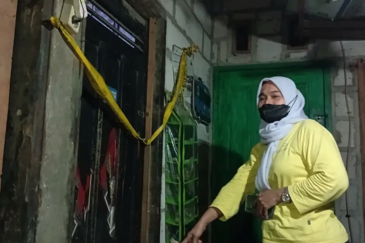 Bersantai di Kamar Rumah,...