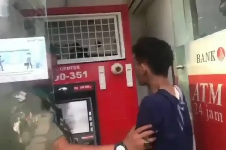 Pura-pura Jadi Teknisi,...