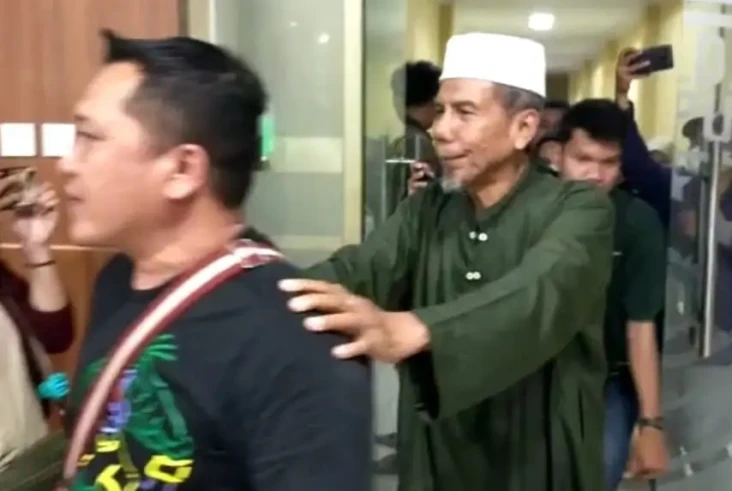 Sebar Berita Bohong,...