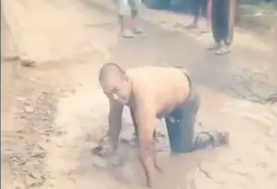 Viral! Pria Mandi Lumpur...