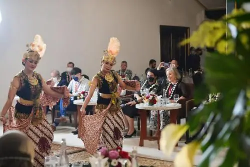 Naik Andong, Delegasi...
