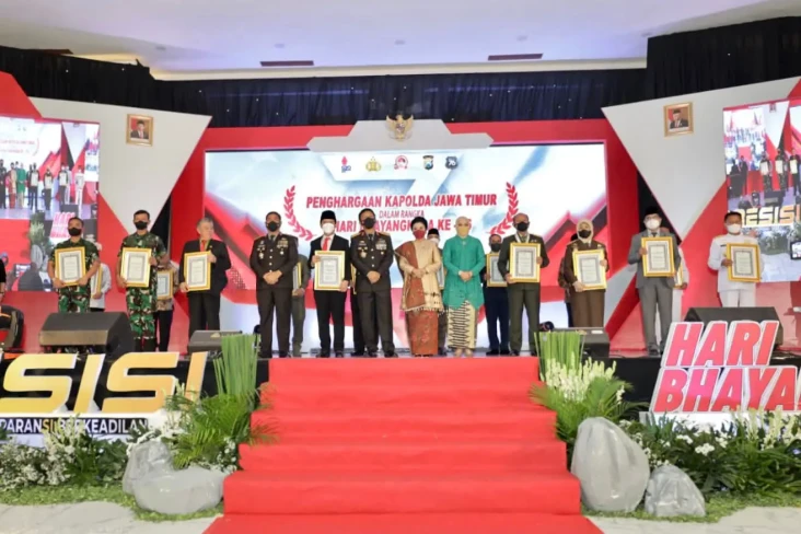 Kapolda Jatim Beri Penghargaan...