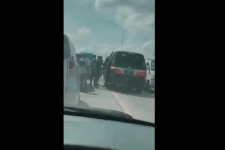 Ratusan Polisi Bersenjata...