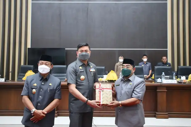 Bupati Gowa Serahkan...
