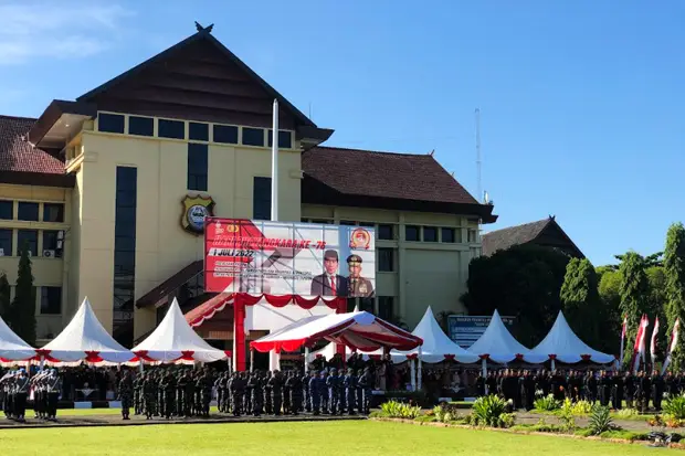 Polda Sulsel Gelar Upacara...