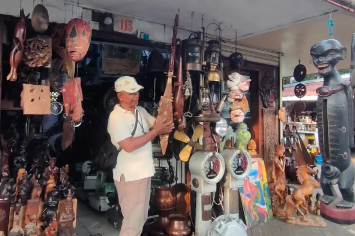 Jualan Barang Antik,...