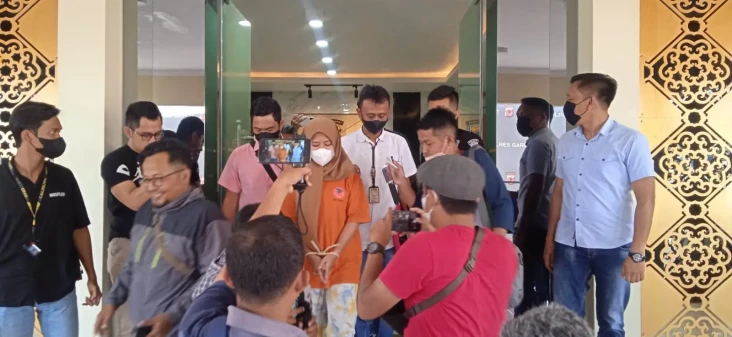 Pelarian Ibu Muda Pengelola...