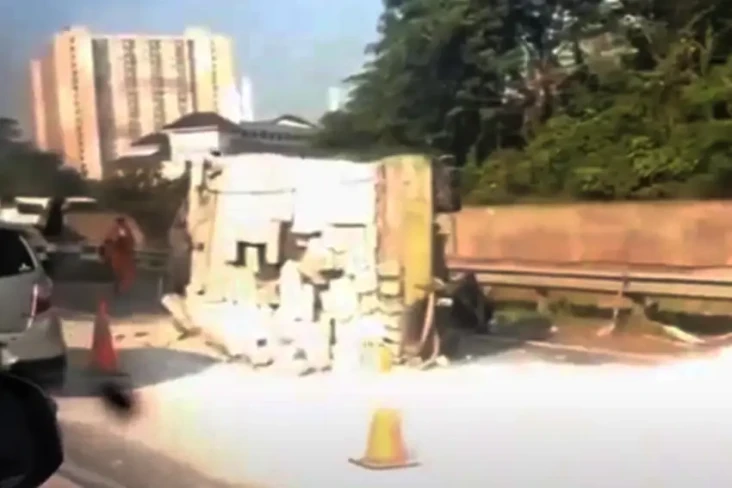 Diduga Mengantuk, Truk...