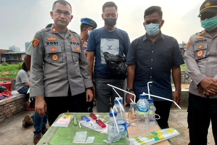 Gerebek Kampung Boncos,...