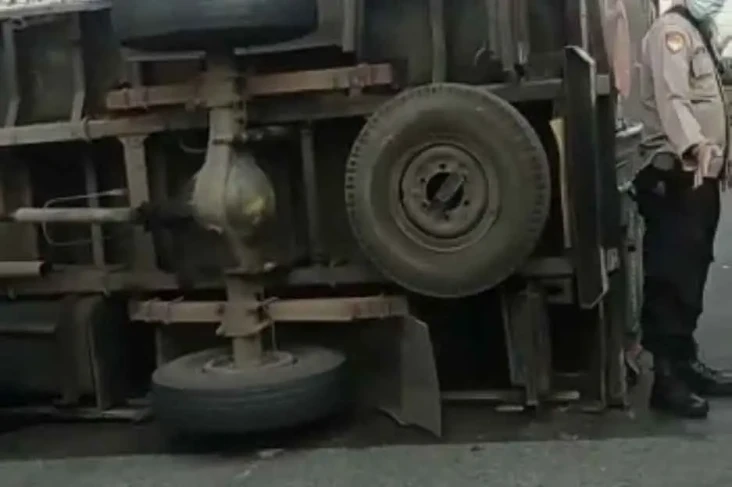 Truk Terbalik Tutup...