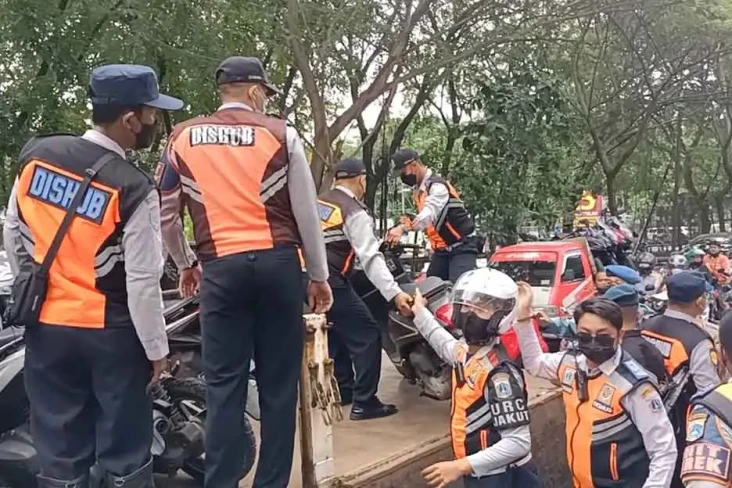 Parkir Sembarangan,...