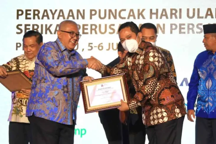 Dapat Penghargaan Pemimpin...