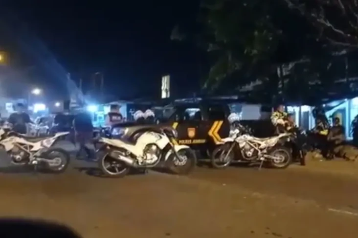 Polisi Bersenjata Lengkap...