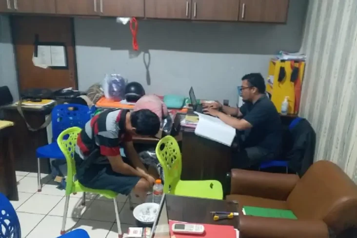 Modus Antar Kartu Keluarga,...