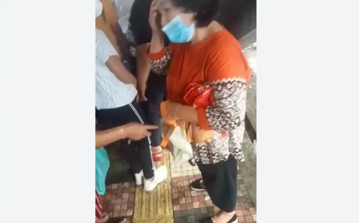 Viral, 5 Emak-emak Jadi...