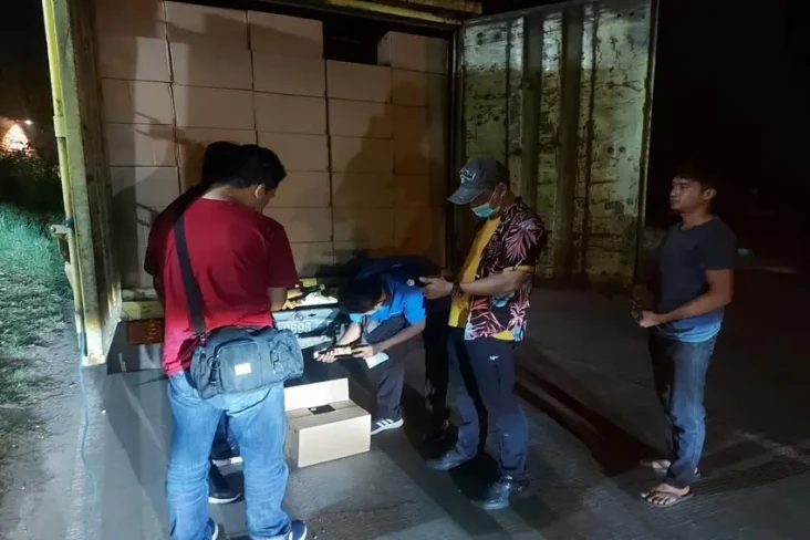 Angkut Ribuan Botol...