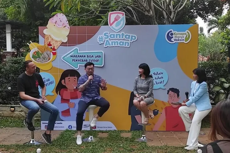Mengonsumsi Makanan...
