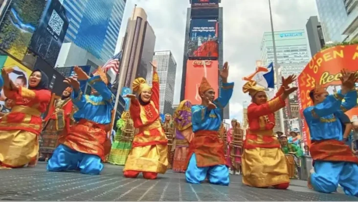 Keren! Tim Muhibah Angklung...