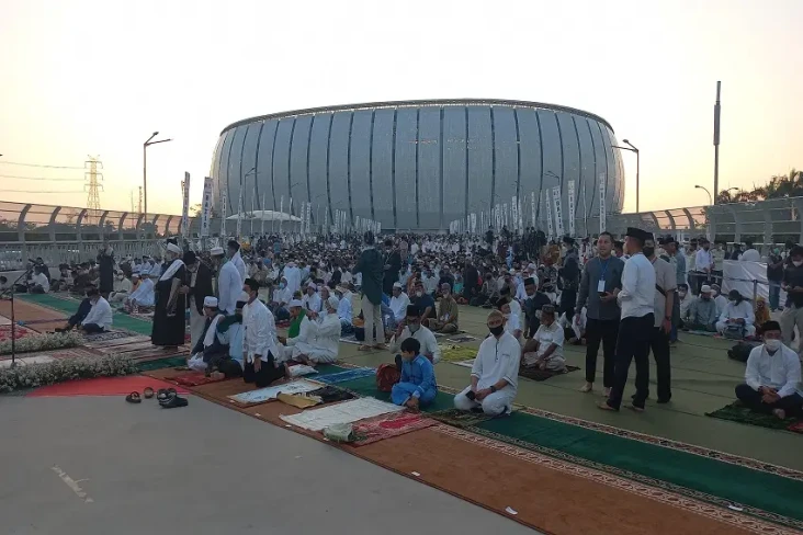 Ribuan Jamaah Sholat...