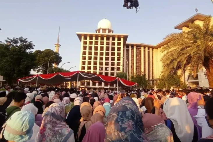 Ribuan Jamaah Sholat...