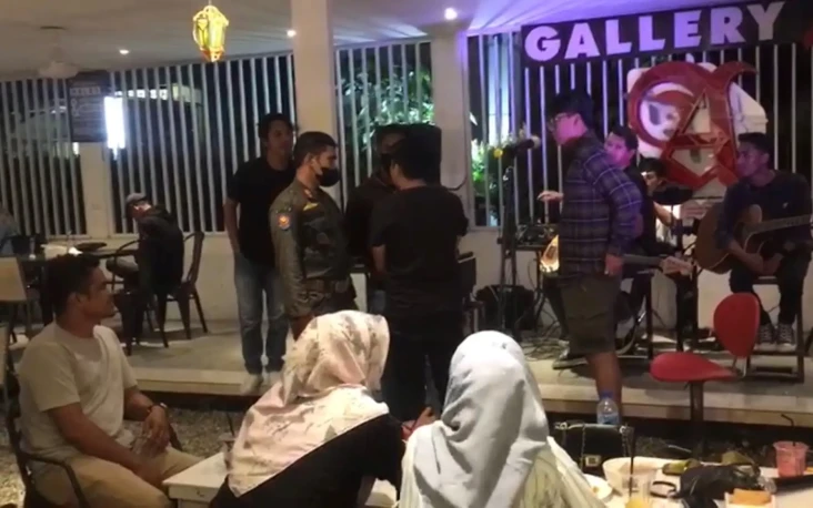Live Musik Kafe di Malam...