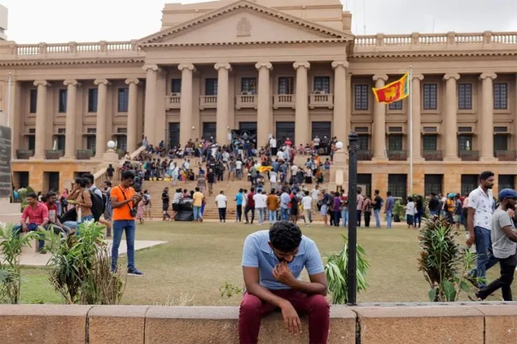 Warga Sri Lanka Terobos...