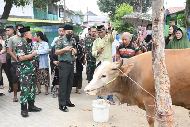 Pangdam Hasanuddin Serahkan...
