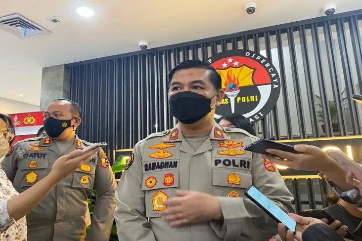 Baku Tembak Dua Polisi,...
