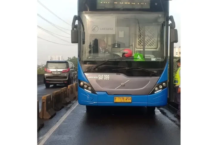 Pesepeda Tewas Tertabrak...