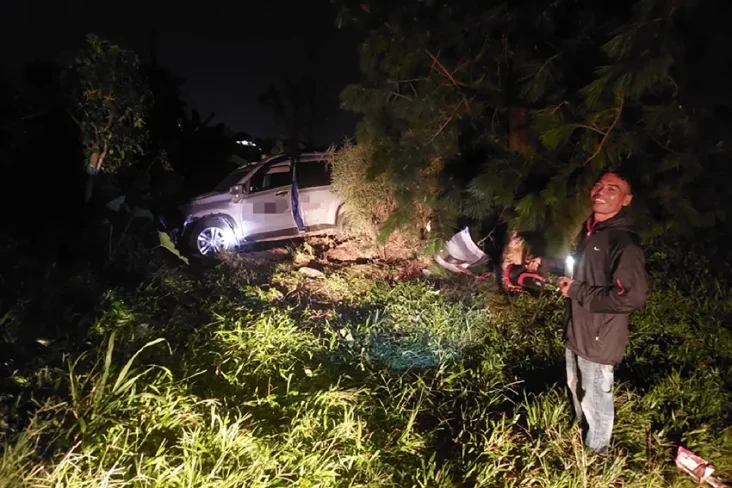 Brak! Mobil Tabrak Pohon...
