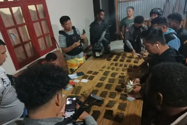 Diduga Jual Amunisi,...