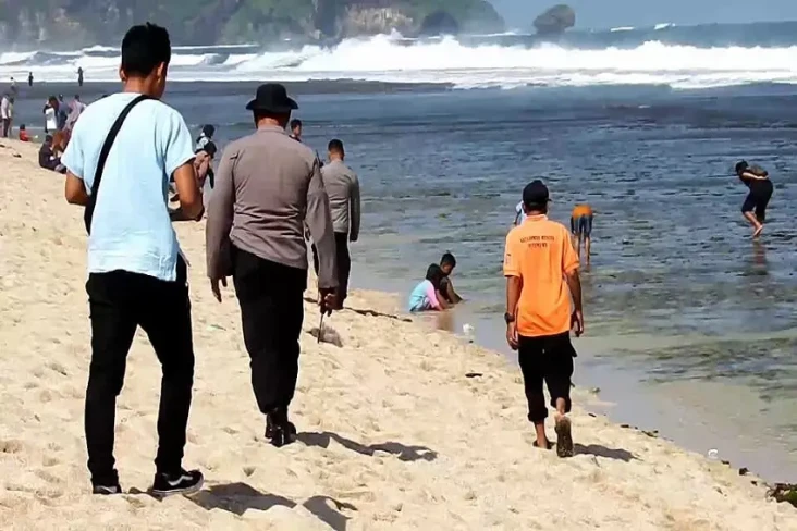 Belasan Wisatawan di...