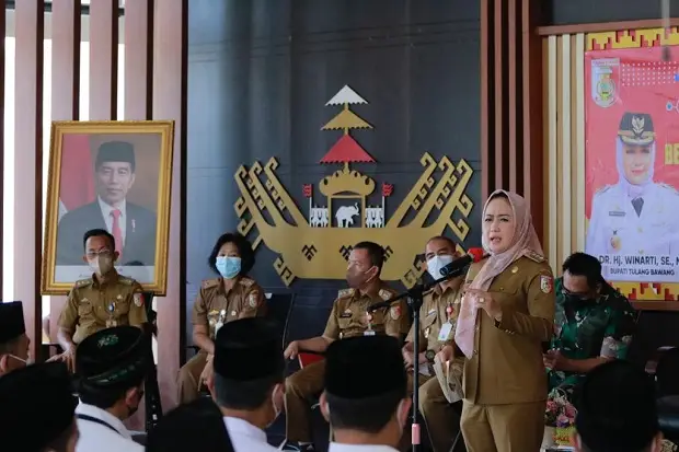Bupati Winarti Gelar...