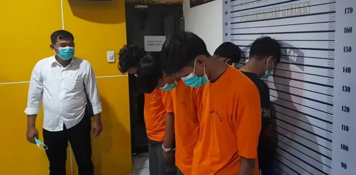 Serang Emak-emak di...