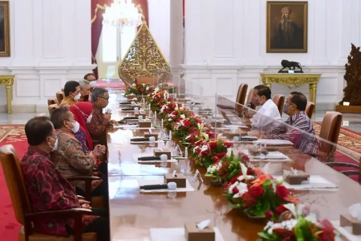 Sambangi Istana, Dewan...