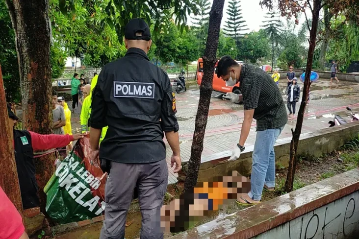 Pegang Tiang Listrik...