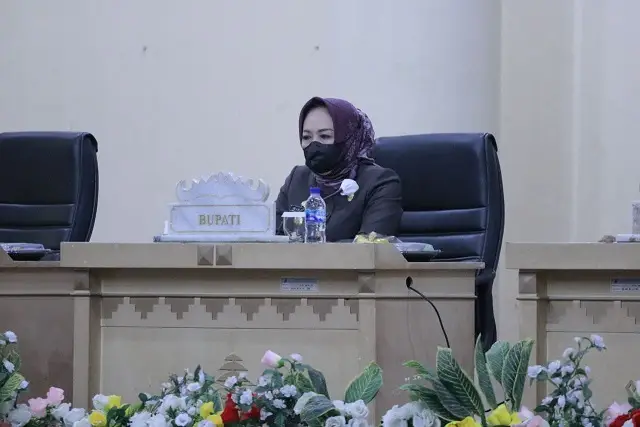 Bupati Winarti Hadiri...