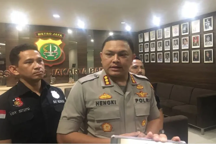 Polisi Geledah Kantor...