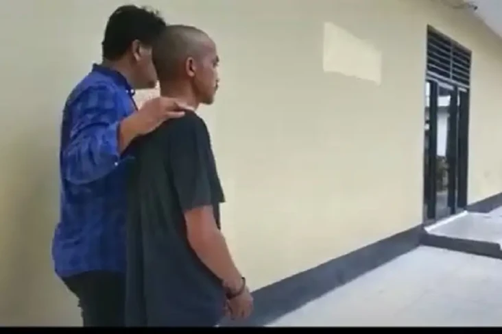 Curi Besi Pelat Kapal...