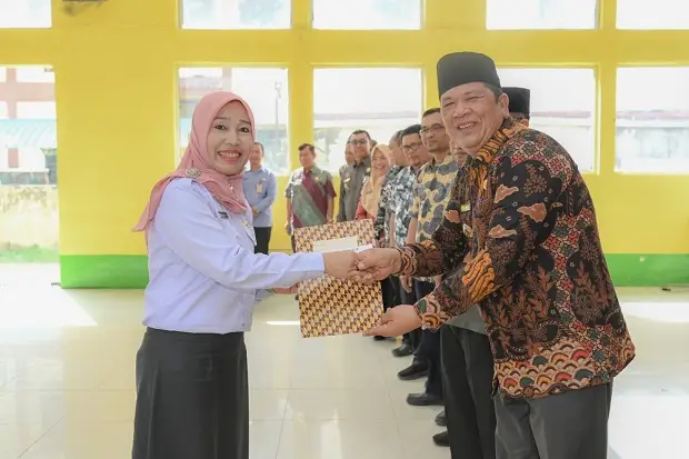 220 Guru di Kota Padang...