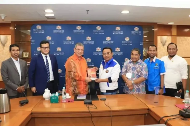 Bertemu Menlu Malaysia,...